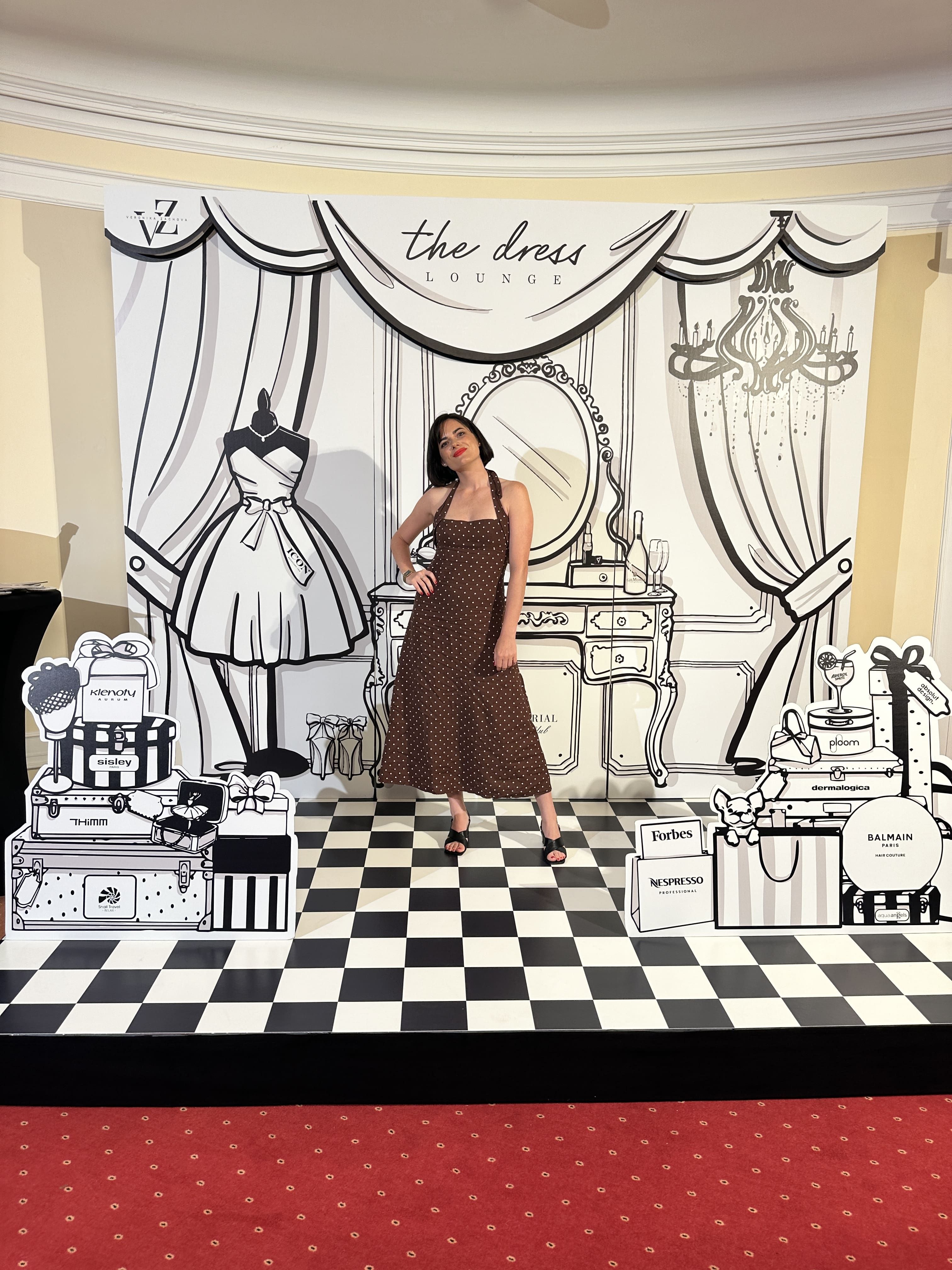 the-dress-lounge-photowall-with-veronika-zachova.jpg